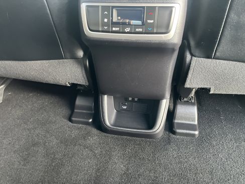 Used 2019 Toyota Highlander XLE image 16
