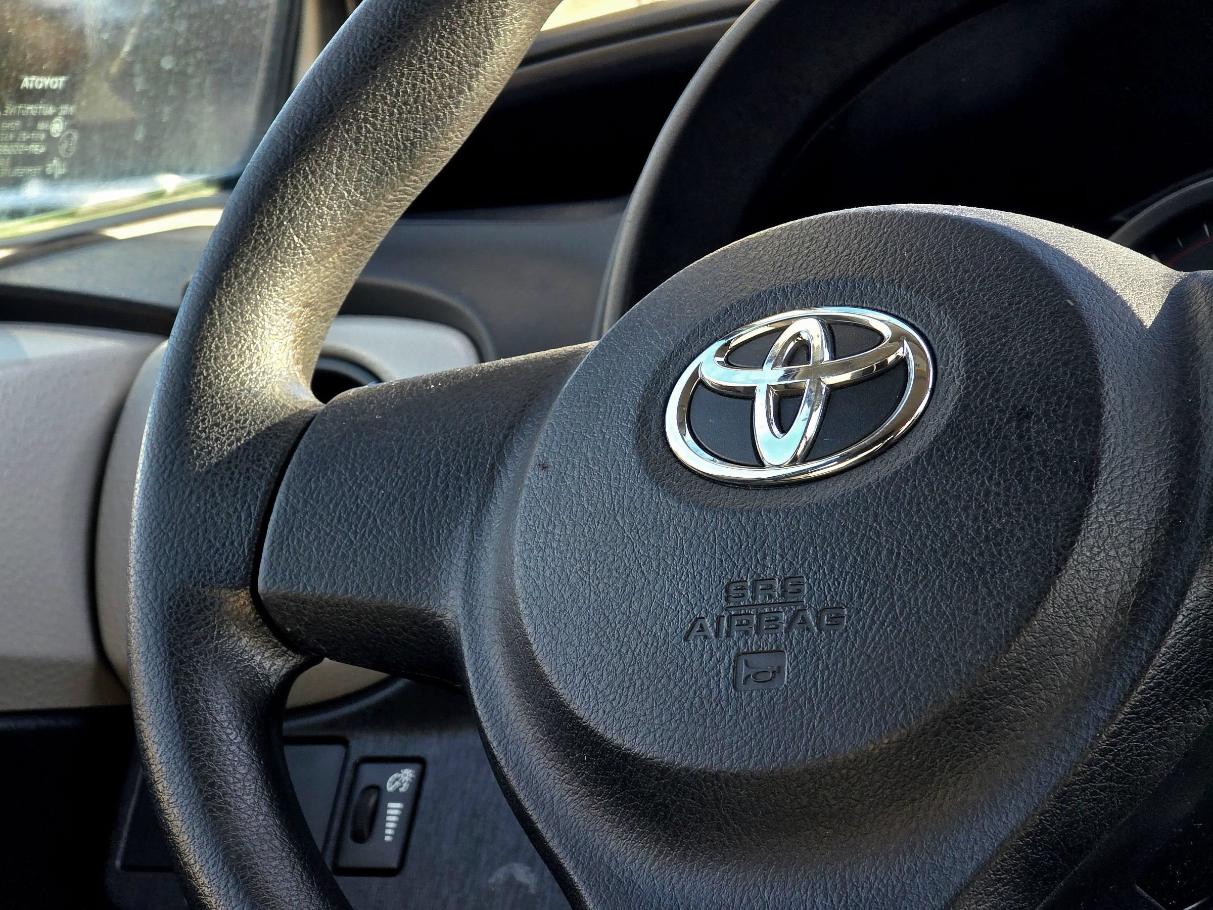 Used 2013 Toyota Yaris L FWD image 20