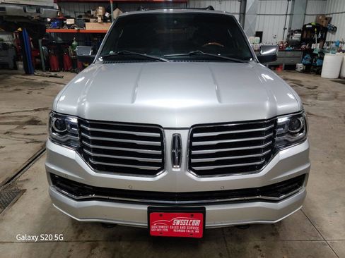 Used 2017 Lincoln Navigator Select image 3