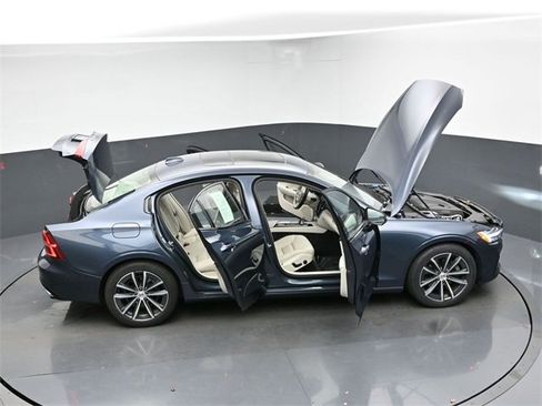 Used 2022 Volvo S60 B5 Momentum w/ Premium Package image 47