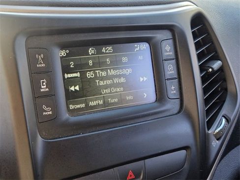 Used 2017 Jeep Cherokee Latitude w/ Comfort/Convenience Group image 22