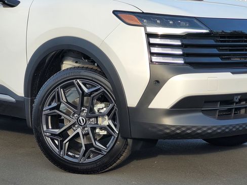 New 2025 Nissan Kicks SR image 3