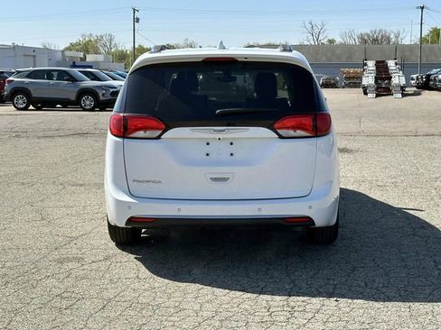 Used 2018 Chrysler Pacifica Touring-L FWD image 4