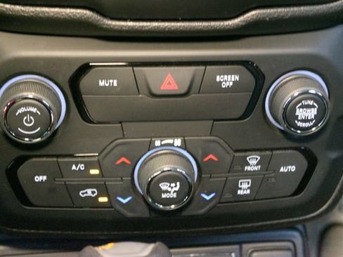 Used 2018 Jeep Renegade Latitude w/ Cold Weather Group AWD/4WD image 24