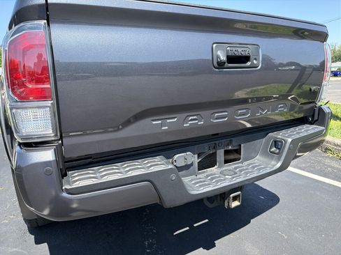 Used 2022 Toyota Tacoma TRD Sport w/ TRD Premium Sport Package AWD/4WD image 9