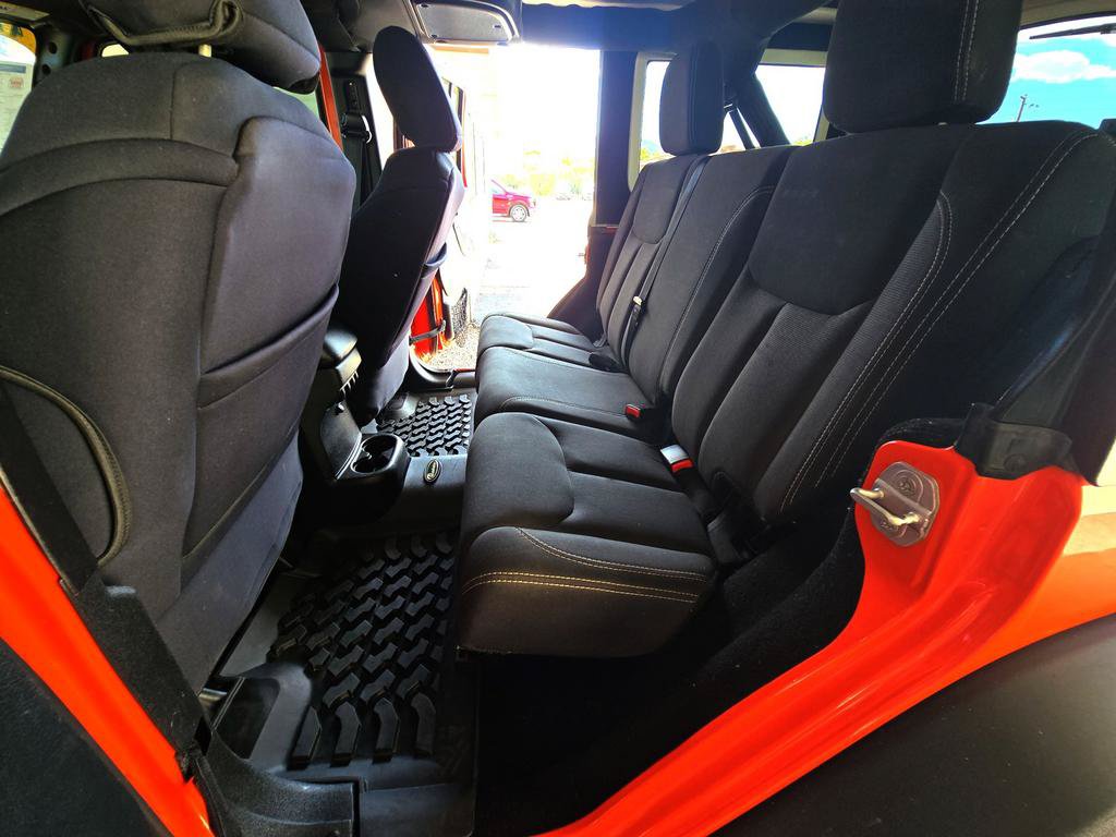Used 2015 Jeep Wrangler Unlimited Rubicon w/ Connectivity Group AWD/4WD image 10