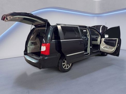 Used 2016 Chrysler Town & Country Touring image 12