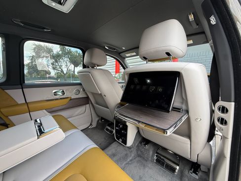 Used 2025 Rolls-Royce Cullinan AWD/4WD image 33
