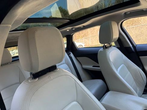 Used 2020 Jaguar F-PACE Prestige image 34