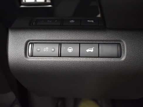 Used 2025 Nissan Pathfinder SV image 22