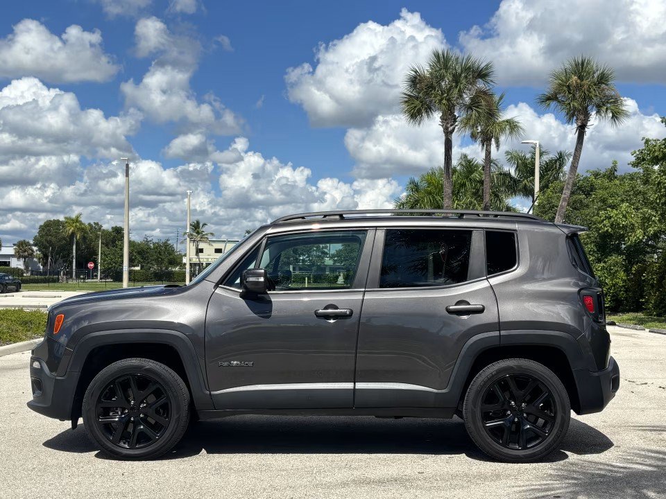 Used 2017 Jeep Renegade Altitude AWD/4WD image 9