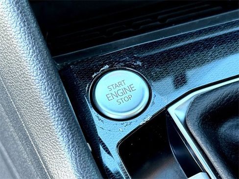 Certified 2025 Volkswagen Taos SE image 20