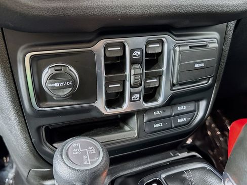 Used 2024 Jeep Wrangler Unlimited w/ Convenience Group AWD/4WD image 17