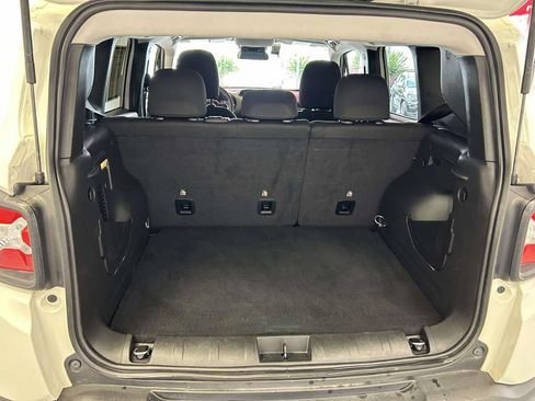 Used 2023 Jeep Renegade Latitude AWD/4WD image 12