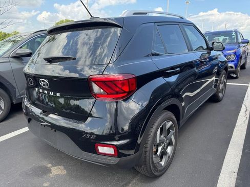 Used 2025 Hyundai Venue SEL FWD image 2