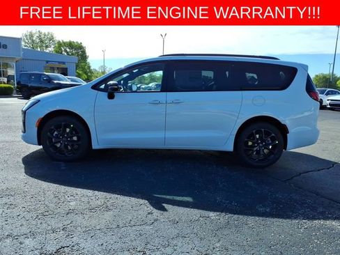 New 2027 Chrysler Pacifica Limited w/ S Appearance Package AWD/4WD image 4