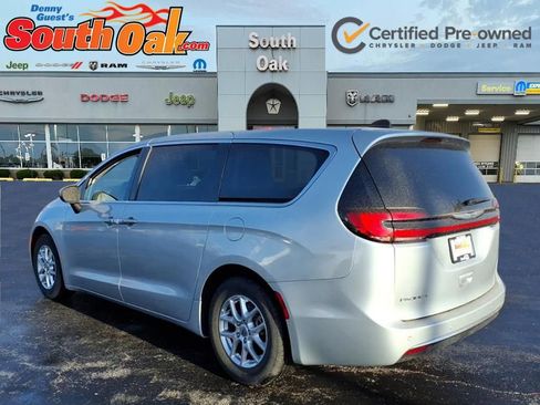 Certified 2023 Chrysler Pacifica Touring-L image 4