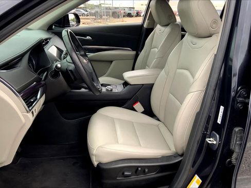 Used 2023 Cadillac XT4 Luxury w/ Cold Weather Package image 8