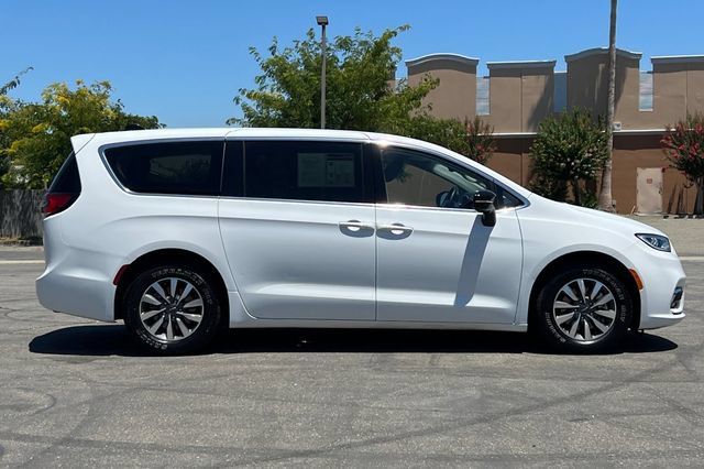 Used 2024 Chrysler Pacifica Limited FWD image 3