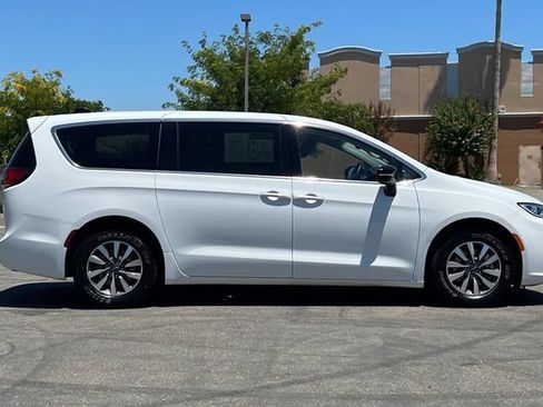 Used 2024 Chrysler Pacifica Limited FWD image 3
