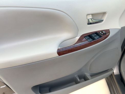Used 2013 Toyota Sienna XLE image 12