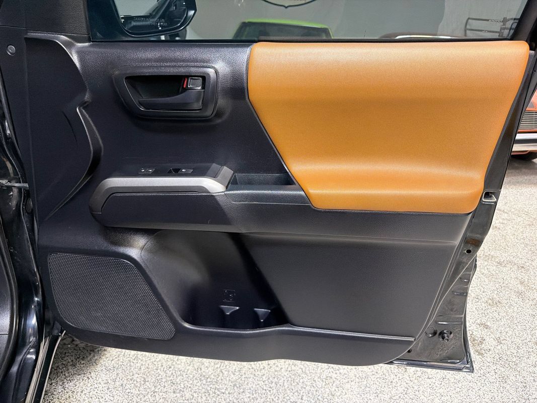Used 2020 Toyota Tacoma SR5 RWD image 38