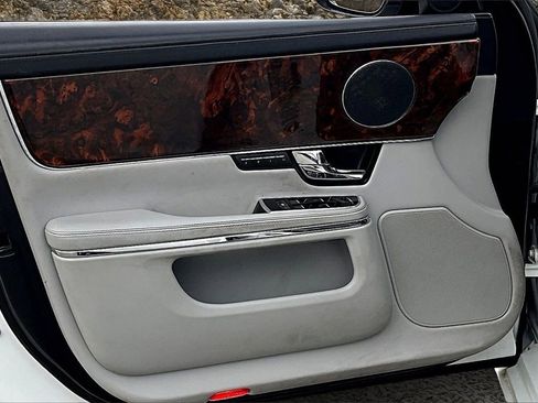 Used 2012 Jaguar XJ image 21