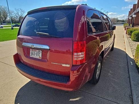 Used 2010 Chrysler Town & Country Touring image 7