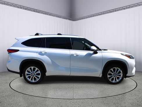 Used 2023 Toyota Highlander Limited FWD image 9