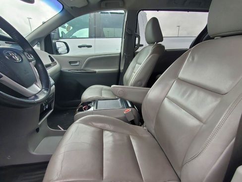 Used 2017 Toyota Sienna XLE w/ XLE Navigation Package AWD/4WD image 3