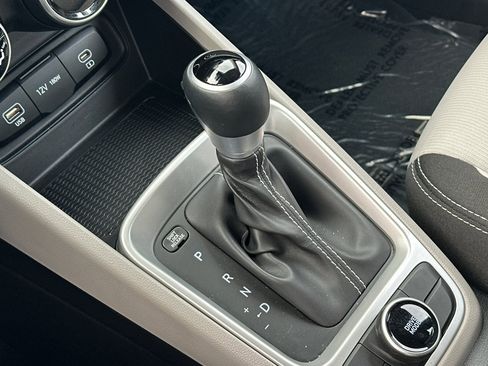 Used 2024 Hyundai Venue SEL image 24