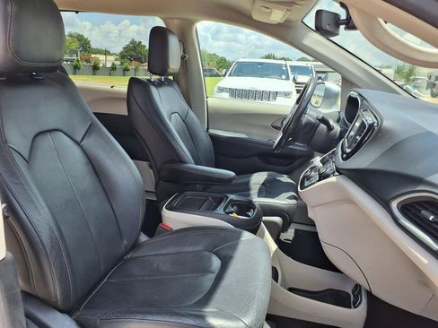 Used 2020 Chrysler Pacifica Touring-L w/ Tire & Wheel Group FWD image 26