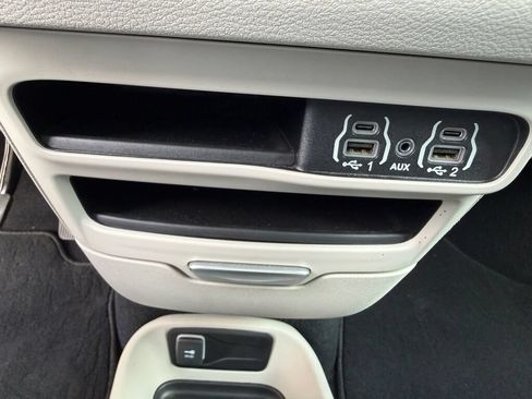 Used 2024 Chrysler Pacifica Touring-L FWD image 31