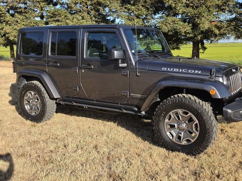 Used 2016 Jeep Wrangler Unlimited Rubicon w/ Connectivity Group AWD/4WD image 4