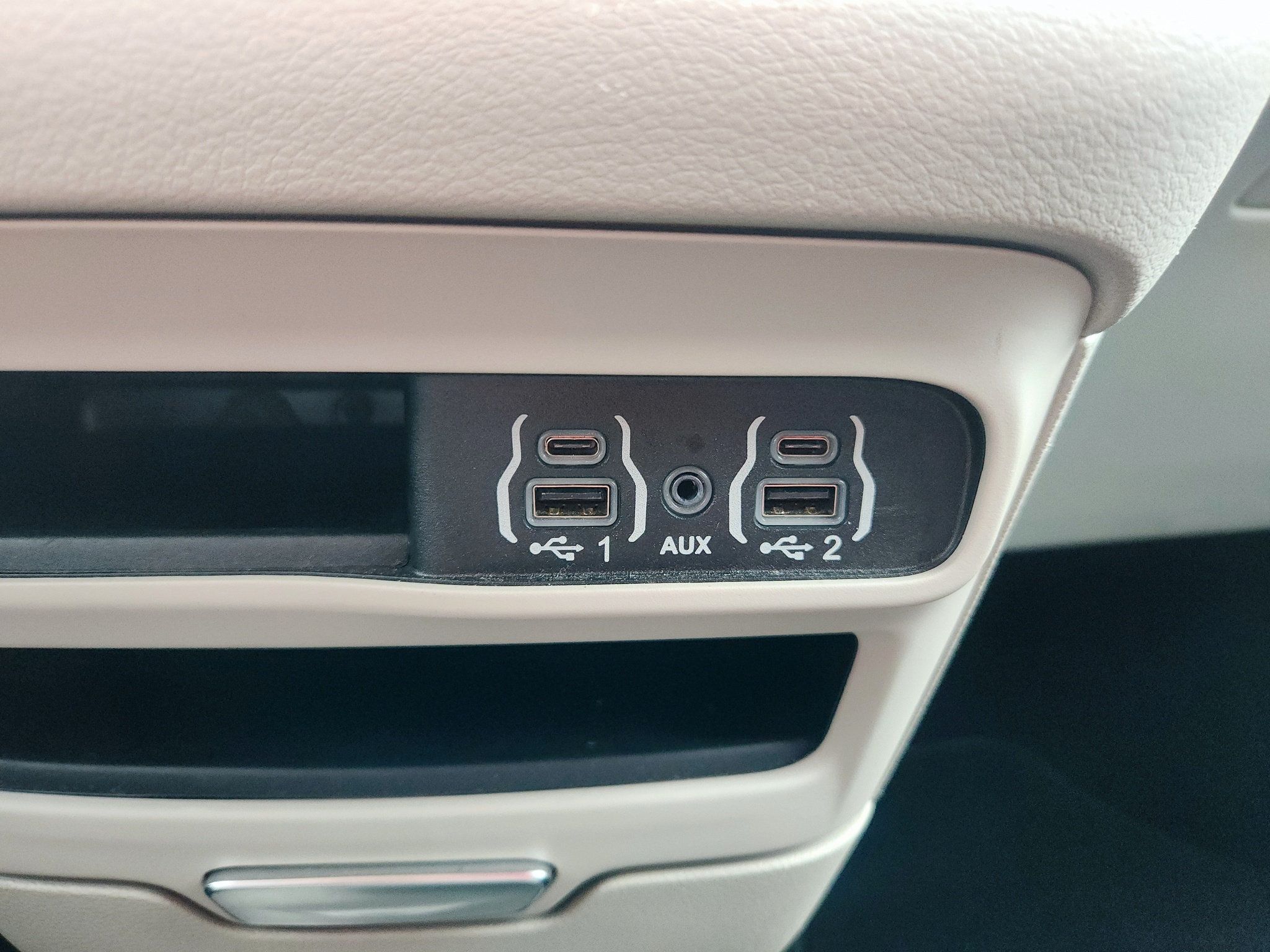 Used 2024 Chrysler Pacifica Touring-L FWD image 27