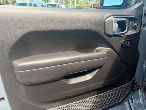 Used 2025 Jeep Gladiator Sport AWD/4WD image 8