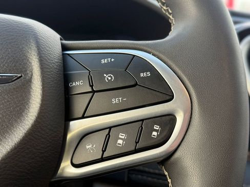 Used 2024 Chrysler Pacifica Select image 25