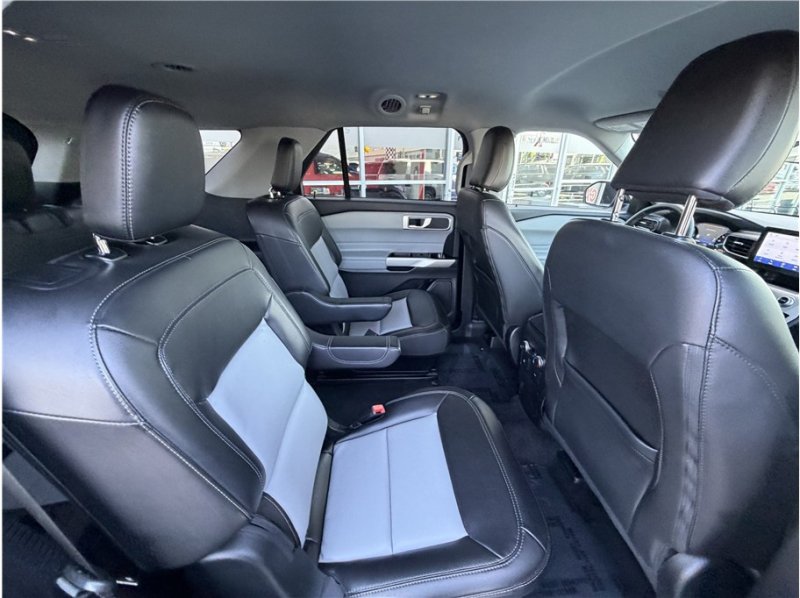 Used 2023 Ford Explorer XLT w/ Equipment Group 202A RWD image 29