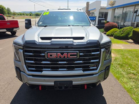 Used 2024 GMC Sierra 2500 AT4 w/ Technology Package AWD/4WD image 9