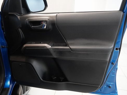 Used 2016 Toyota Tacoma TRD Off-Road image 31
