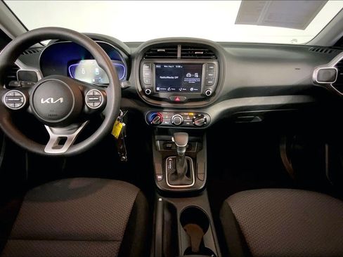 Used 2025 Kia Soul LX w/ LX Technology Package FWD image 15