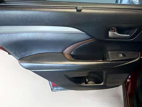 Used 2018 Toyota Highlander XLE AWD/4WD image 28