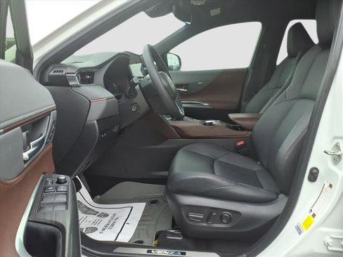 Used 2024 Toyota Venza image 19