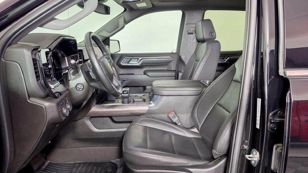 Used 2023 Chevrolet Silverado 1500 LTZ w/ LTZ Convenience Package II AWD/4WD image 17