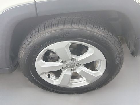 Used 2021 Jeep Compass Latitude FWD image 11