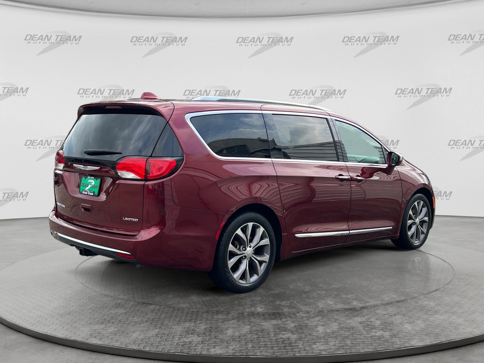 Used 2018 Chrysler Pacifica Limited w/ Tire & Wheel Group FWD image 8