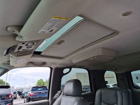 Used 2005 Chevrolet Tahoe Z71 w/ Preferred Equipment Group AWD/4WD image 17