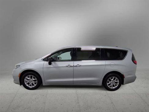 Certified 2024 Chrysler Pacifica Touring-L image 5