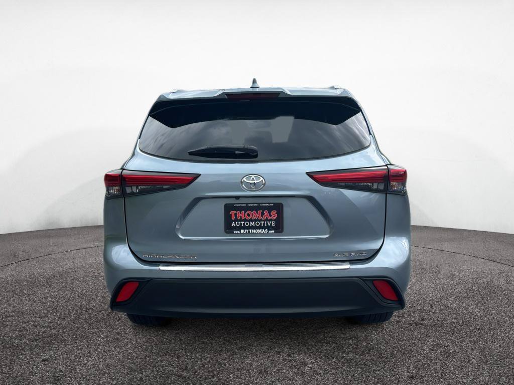 Used 2022 Toyota Highlander XLE AWD/4WD image 4
