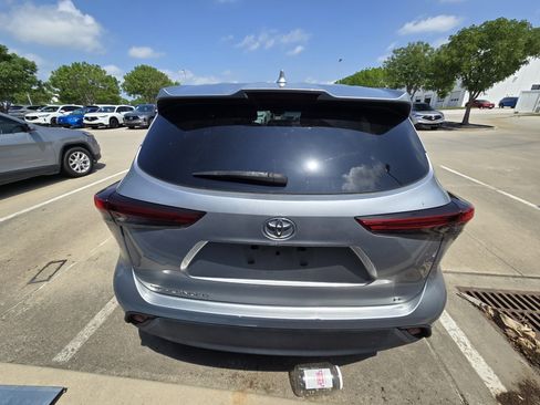 Used 2020 Toyota Highlander LE image 6